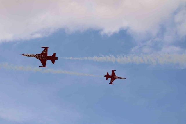 Eskişehir&rsquo;de T&uuml;rk Yıldızları g&ouml;ky&uuml;z&uuml;ne imza attı 27