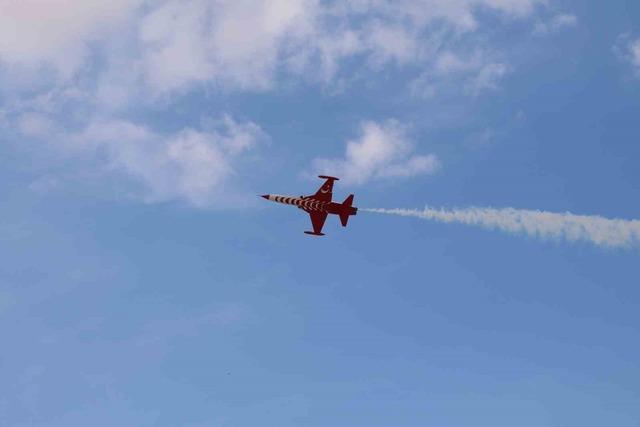 Eskişehir&rsquo;de T&uuml;rk Yıldızları g&ouml;ky&uuml;z&uuml;ne imza attı 26