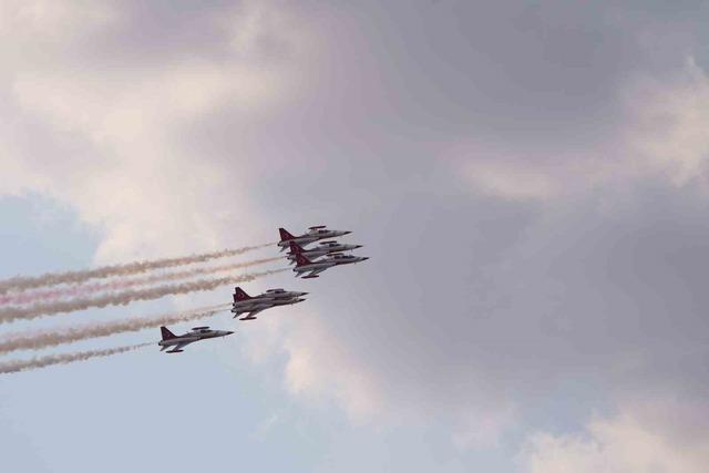 Eskişehir&rsquo;de T&uuml;rk Yıldızları g&ouml;ky&uuml;z&uuml;ne imza attı 16