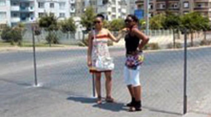 Caddeyi tel &ouml;rg&uuml;yle kapattı