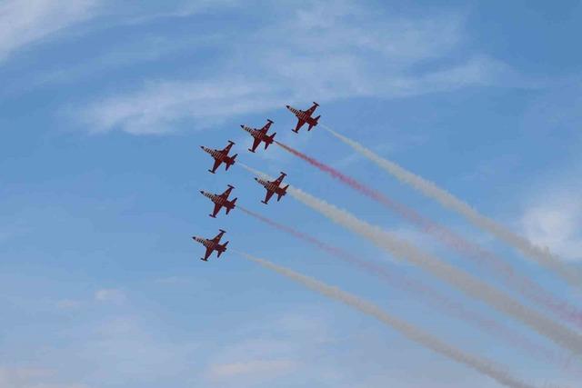 Eskişehir&rsquo;de T&uuml;rk Yıldızları g&ouml;ky&uuml;z&uuml;ne imza attı 12