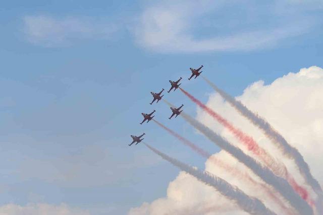 Eskişehir&rsquo;de T&uuml;rk Yıldızları g&ouml;ky&uuml;z&uuml;ne imza attı 11