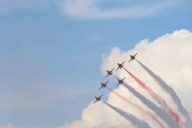 Eskişehir&rsquo;de T&uuml;rk Yıldızları g&ouml;ky&uuml;z&uuml;ne imza attı 10