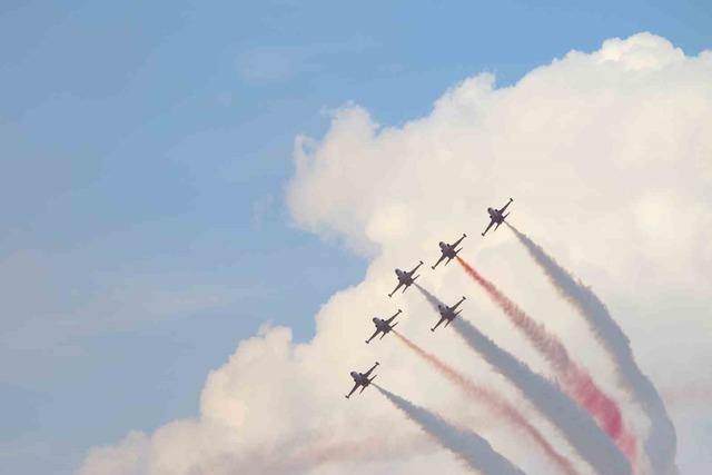 Eskişehir&rsquo;de T&uuml;rk Yıldızları g&ouml;ky&uuml;z&uuml;ne imza attı 9