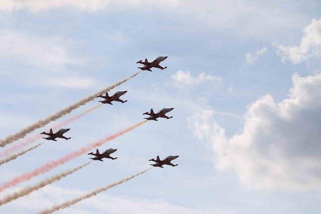 Eskişehir&rsquo;de T&uuml;rk Yıldızları g&ouml;ky&uuml;z&uuml;ne imza attı 3