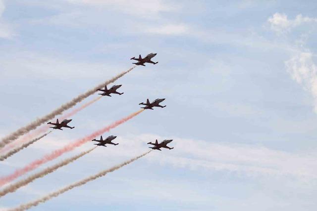 Eskişehir&rsquo;de T&uuml;rk Yıldızları g&ouml;ky&uuml;z&uuml;ne imza attı 2