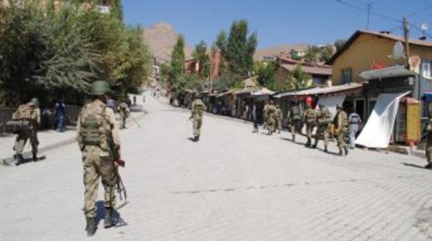 Komutanlar, Hakkari Valisi T&uuml;rker&rsquo;i ziyaret etti