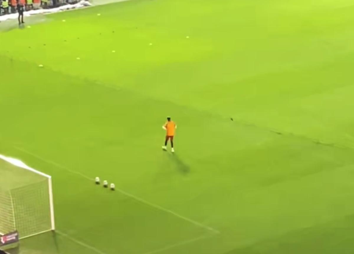 Trabzon da Uğurcan Çakır gerilimi! Sahaya çıkınca öyle bir anons yapıldı ki... 2
