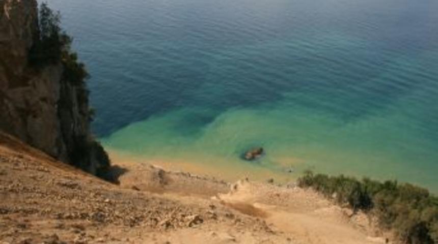 Karadeniz'e d&ouml;k&uuml;len hafriyat tepki &ccedil;ekiyor