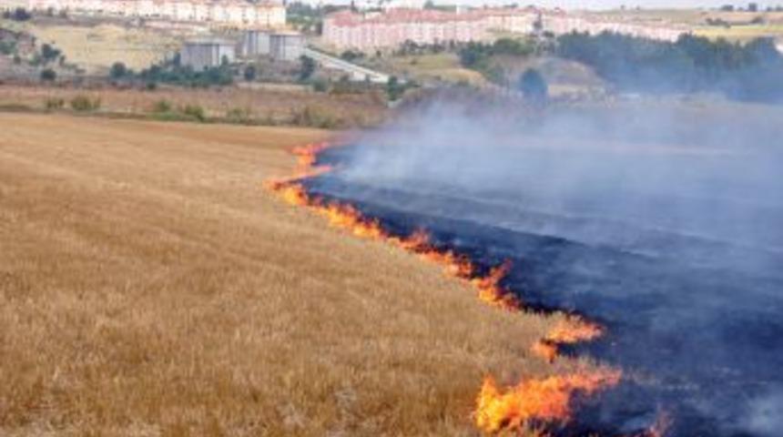 Anız yangınını s&ouml;nd&uuml;ren itfaiyeciler dumanların ortasında kaldı