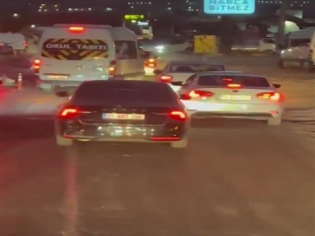 Otomobilin, ihbara giden itfaiye aracının &ouml;n&uuml;nde ilerlediği anlar kamerada 1