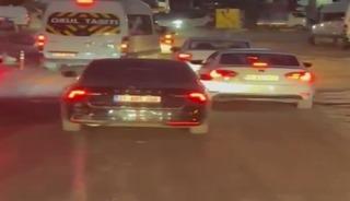 Otomobilin, ihbara giden itfaiye aracının &ouml;n&uuml;nde ilerlediği anlar kamerada