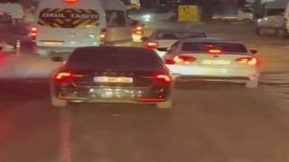 Otomobilin, ihbara giden itfaiye aracının önünde ilerlediği anlar kamerada