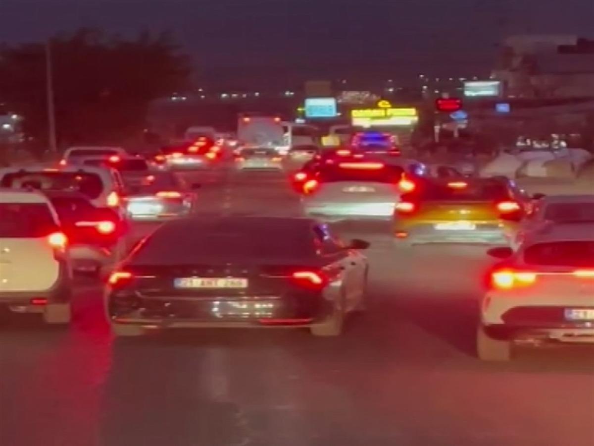 Otomobilin, ihbara giden itfaiye aracının &ouml;n&uuml;nde ilerlediği anlar kamerada 2