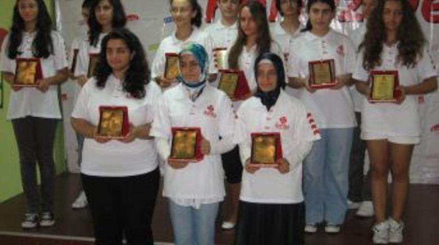 K&ouml;rfez'den başarılı &ouml;ğrencilere altın ve plaket