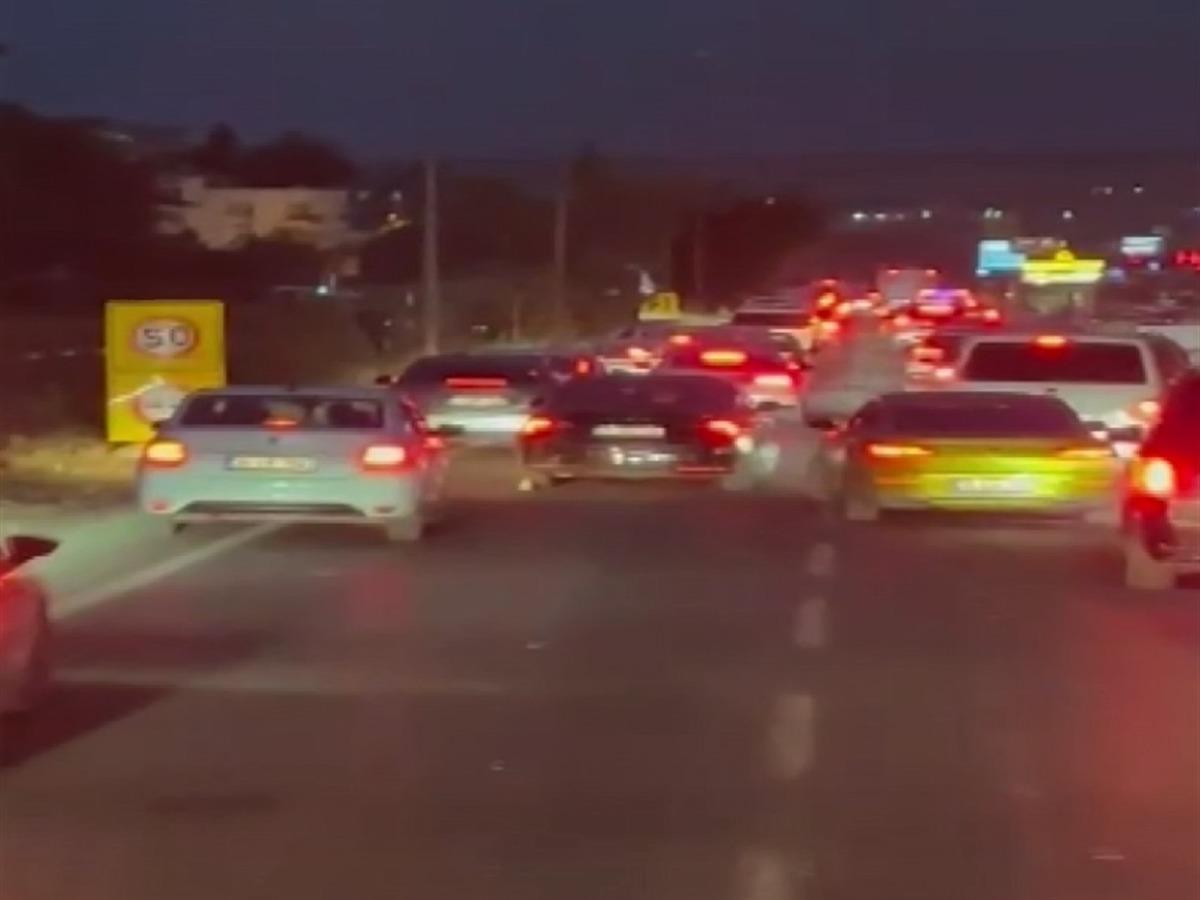 Otomobilin, ihbara giden itfaiye aracının &ouml;n&uuml;nde ilerlediği anlar kamerada 3
