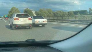 Otoyol üzerinde tehlikeli hareketler kameraya yansıdı
