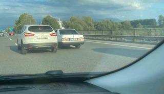 Otoyol &uuml;zerinde tehlikeli hareketler kameraya yansıdı