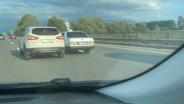 Otoyol üzerinde tehlikeli hareketler kameraya yansıdı