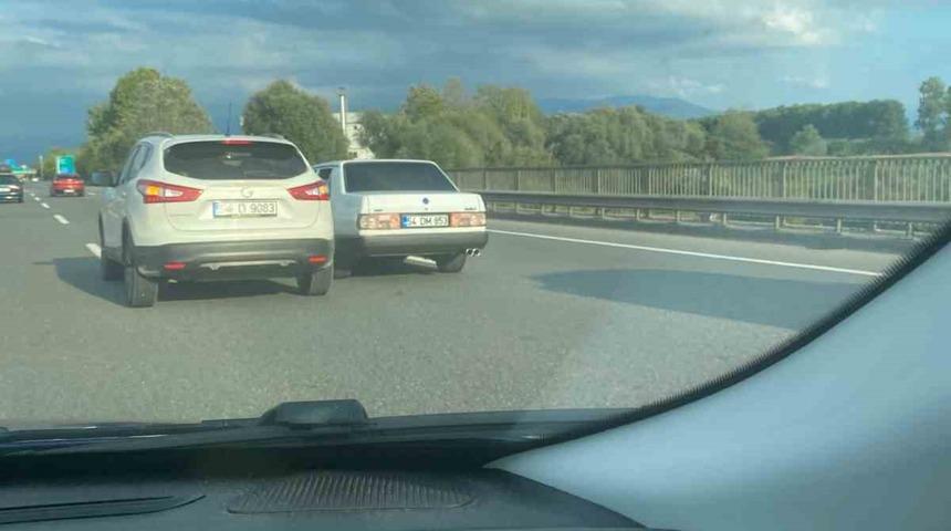 Otoyol &uuml;zerinde tehlikeli hareketler kameraya yansıdı