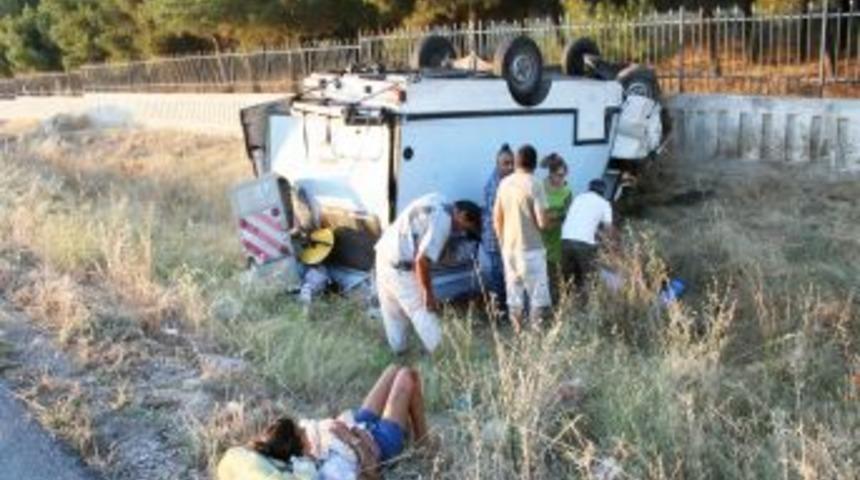 TIR&rsquo;a &ccedil;arpan karavan takla attı: 3 yaralı