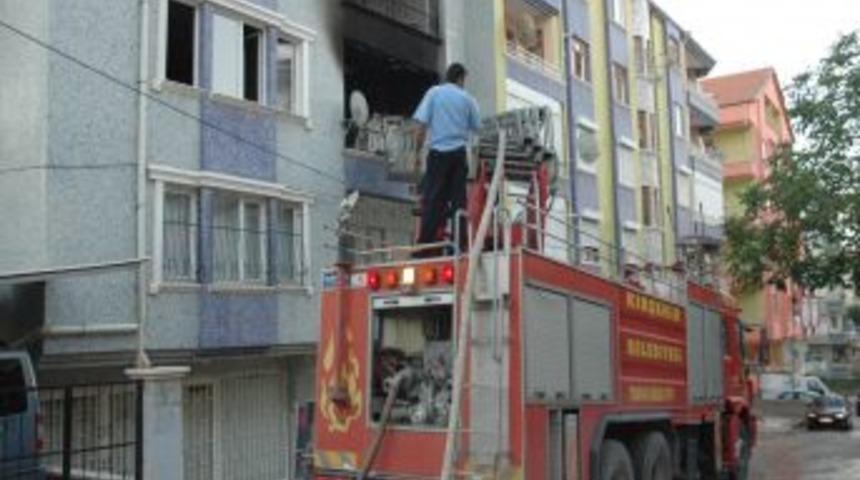Sahura kalkan ailenin evinde yangın &ccedil;ıktı