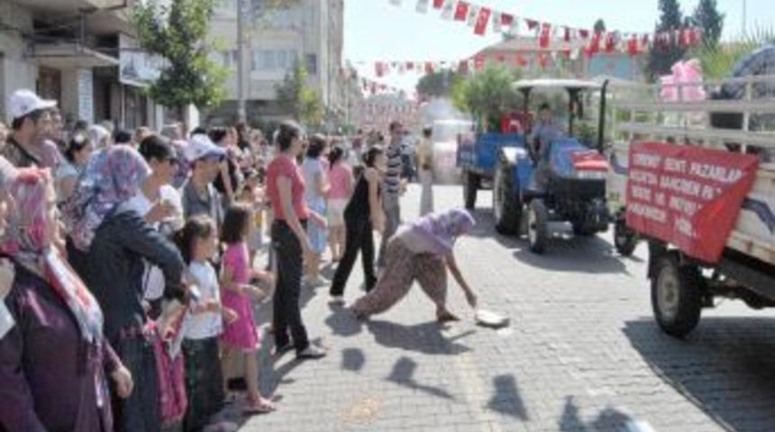 Kurtuluş t&ouml;renlerinde erzak kapma yarışı