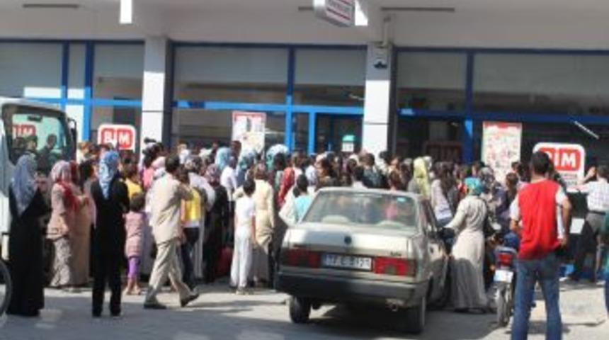 Ucuz kırtasiye satışı izdihama sebep oldu