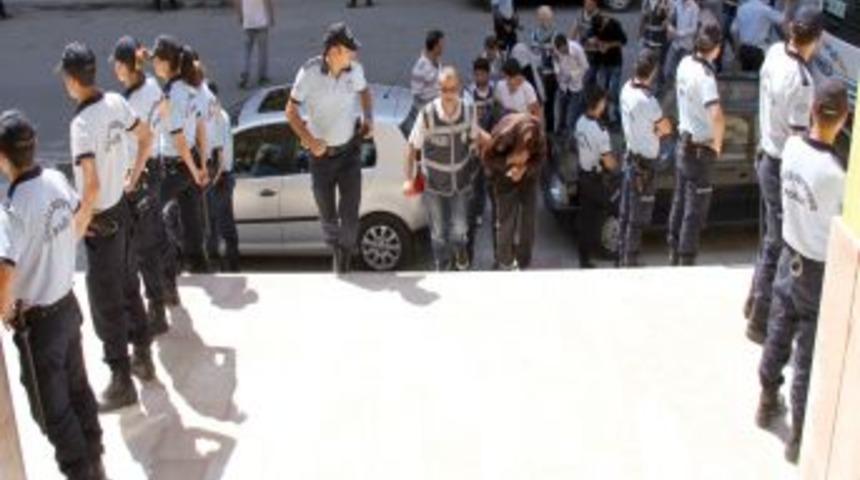 Esrar operasyonunda g&ouml;zaltına alınan 25 kişiden 11&rsquo;i adliyeye sevk edildi