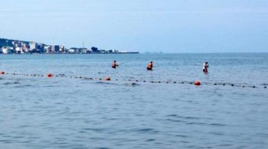 Turistik plajda oltalarla balık avladılar