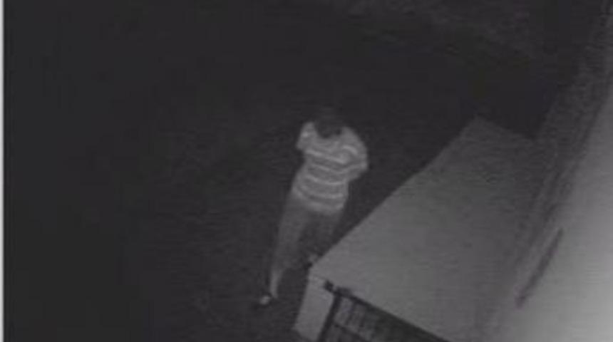 G&uuml;venlik kamerasının y&ouml;n&uuml;n&uuml; değiştirdi ama kayda alındığını hesap edemedi