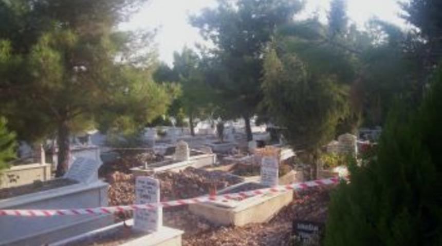 Mezar yeri kazan g&ouml;revliler, kıyafetleriyle g&ouml;m&uuml;l&uuml; ceset buldu