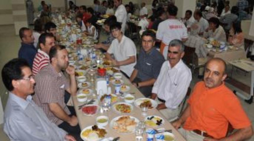 Serhat Koleji &ouml;ğretmenleri komşularına iftar yemeği verdi