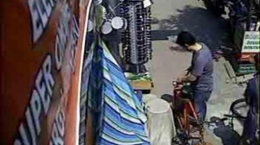 Soğukkanlı hırsız yanındaki gence aldırmadan bisikleti &ccedil;aldı