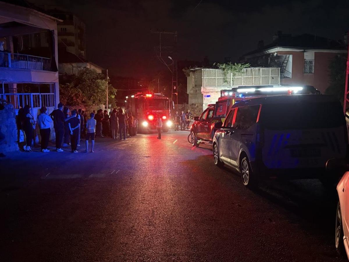 Mangaldan &ccedil;ıkan yangın evin &ccedil;atısını k&uuml;le &ccedil;evirdi 1