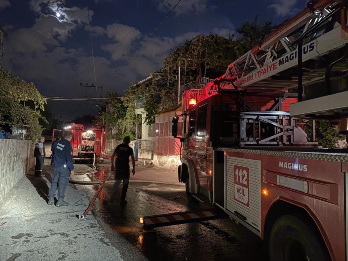 Mangaldan &ccedil;ıkan yangın evin &ccedil;atısını k&uuml;le &ccedil;evirdi 2