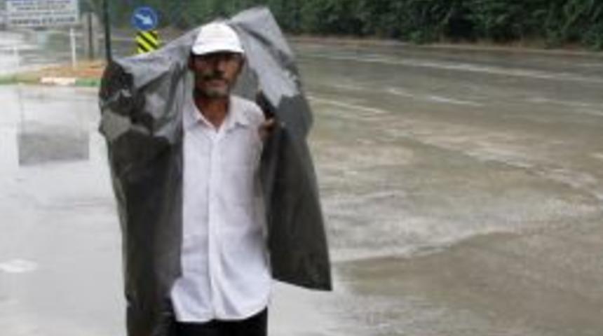 Bursalılar güne yağmur serinliği ile başladı