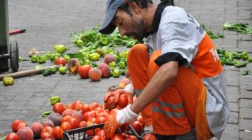 Zabıtalarla seyyar satıcılar arasında gerginlik