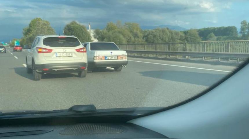 Otoyol &uuml;zerinde tehlikeli hareketler kameraya yansıdı