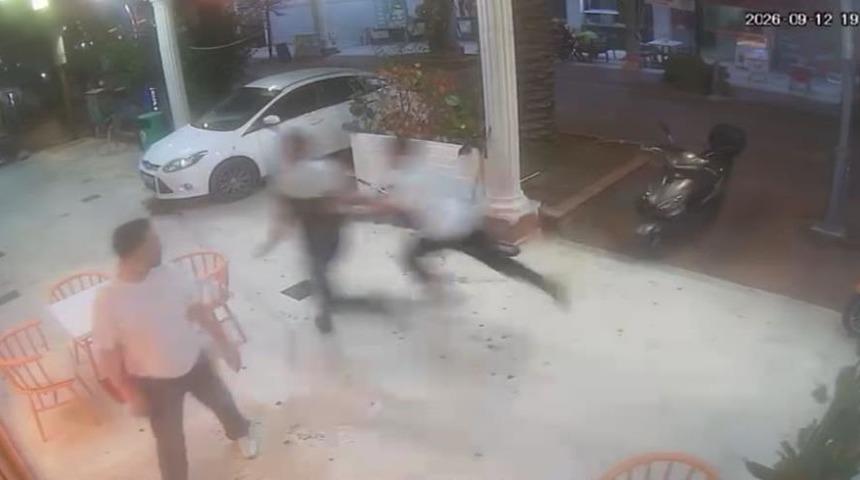 G&uuml;r&uuml;lt&uuml; tartışması sopalı kavgayla bitti: O anlar kamerada