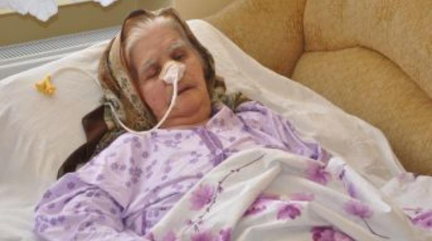 Ambulans talebi yerine gelmeyince, kamyon kiralayıp annesini hastaneye taşıdı