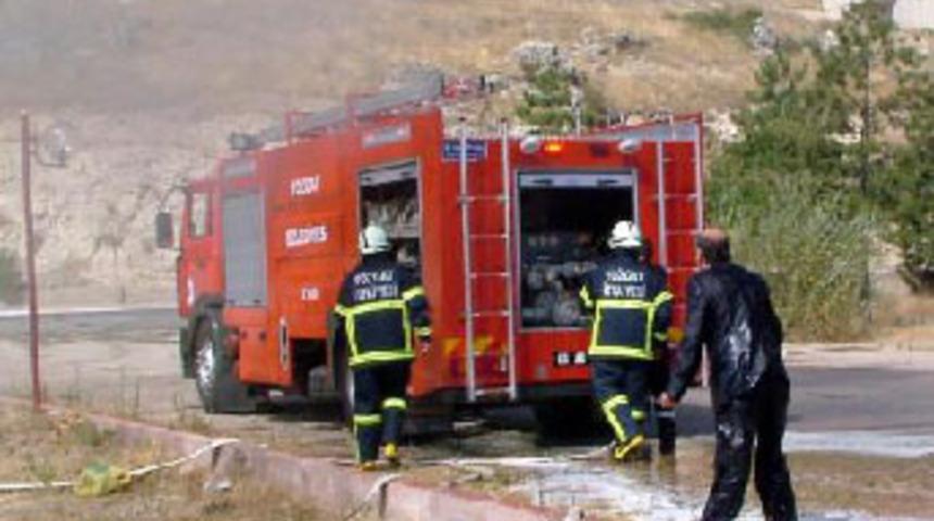 Patlayan hortum m&uuml;d&uuml;r&uuml; yere serdi