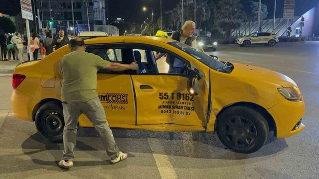 Samsun’da kavşakta iki ticari taksi çarpıştı: 2 yaralı 6