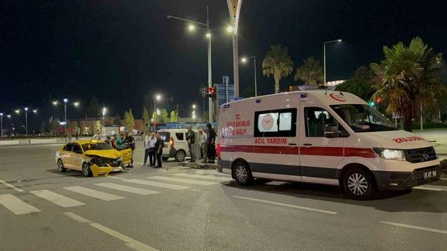 Samsun’da kavşakta iki ticari taksi çarpıştı: 2 yaralı 4