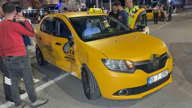Samsun’da kavşakta iki ticari taksi çarpıştı: 2 yaralı 3