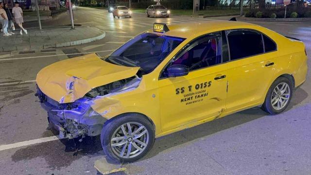 Samsun’da kavşakta iki ticari taksi çarpıştı: 2 yaralı 2