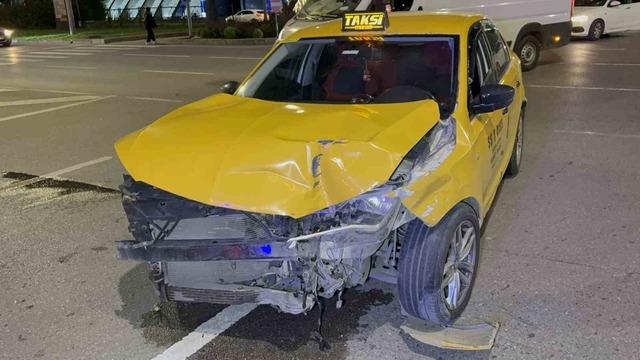 Samsun’da kavşakta iki ticari taksi çarpıştı: 2 yaralı 1