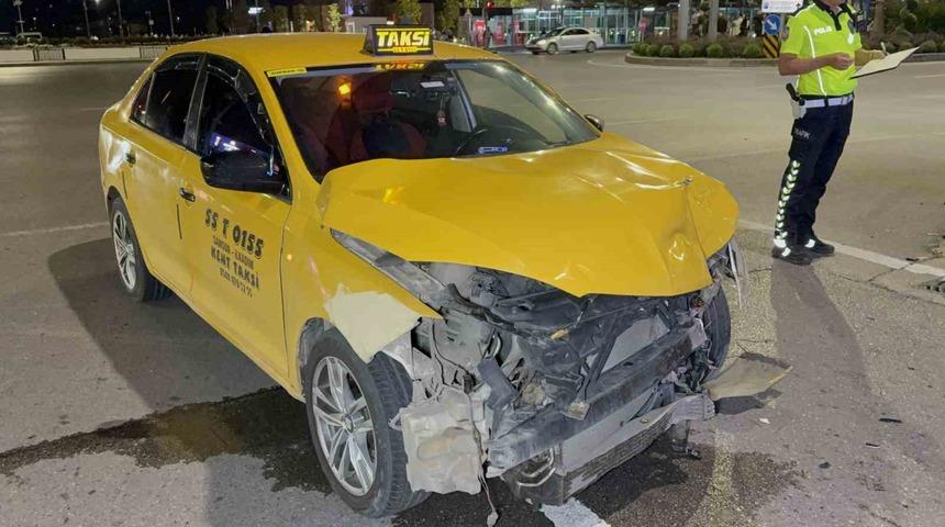 Samsun&rsquo;da kavşakta iki ticari taksi &ccedil;arpıştı: 2 yaralı