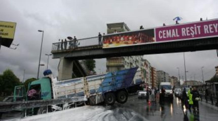 Kaza yapan ara&ccedil;lara &ccedil;arpmamak i&ccedil;in fren yaptı, yan yola d&uuml;şt&uuml;