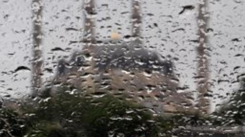 Edirne&rsquo;de yağmur yağışı s&uuml;r&uuml;yor